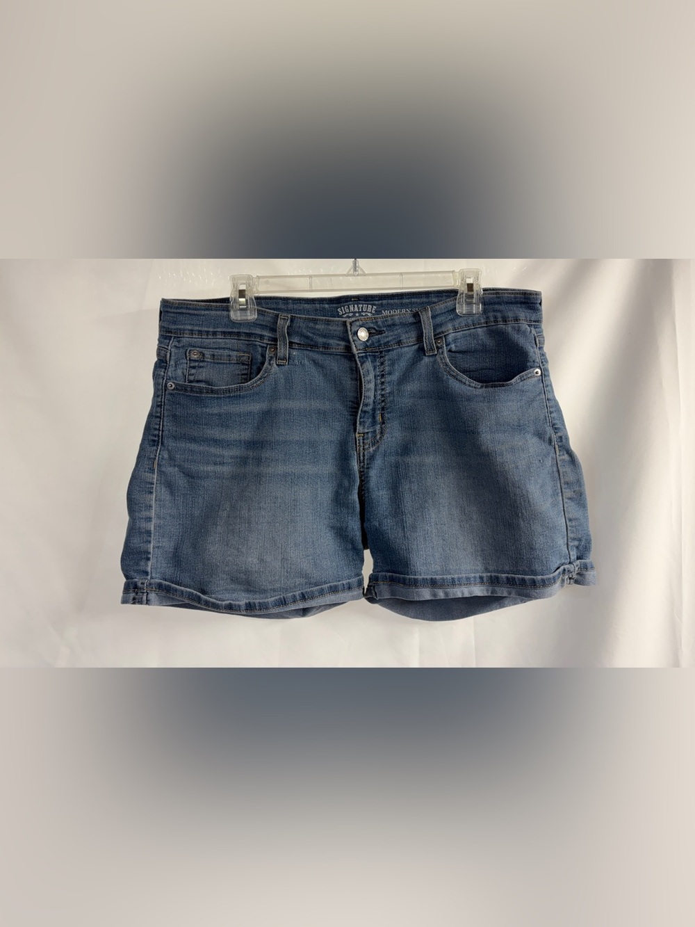 Women’s Signature Levi denim shorts size 14
